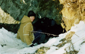 У входа в пещеру Гребешковая. Шевелёва Лена