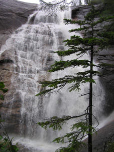 Водопад Медвежий (30 метров падающей воды)